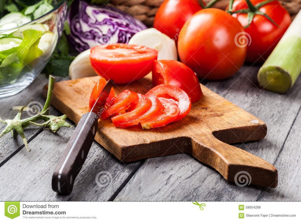 verduras-tajadas-tomates-en-tabla-de-cor